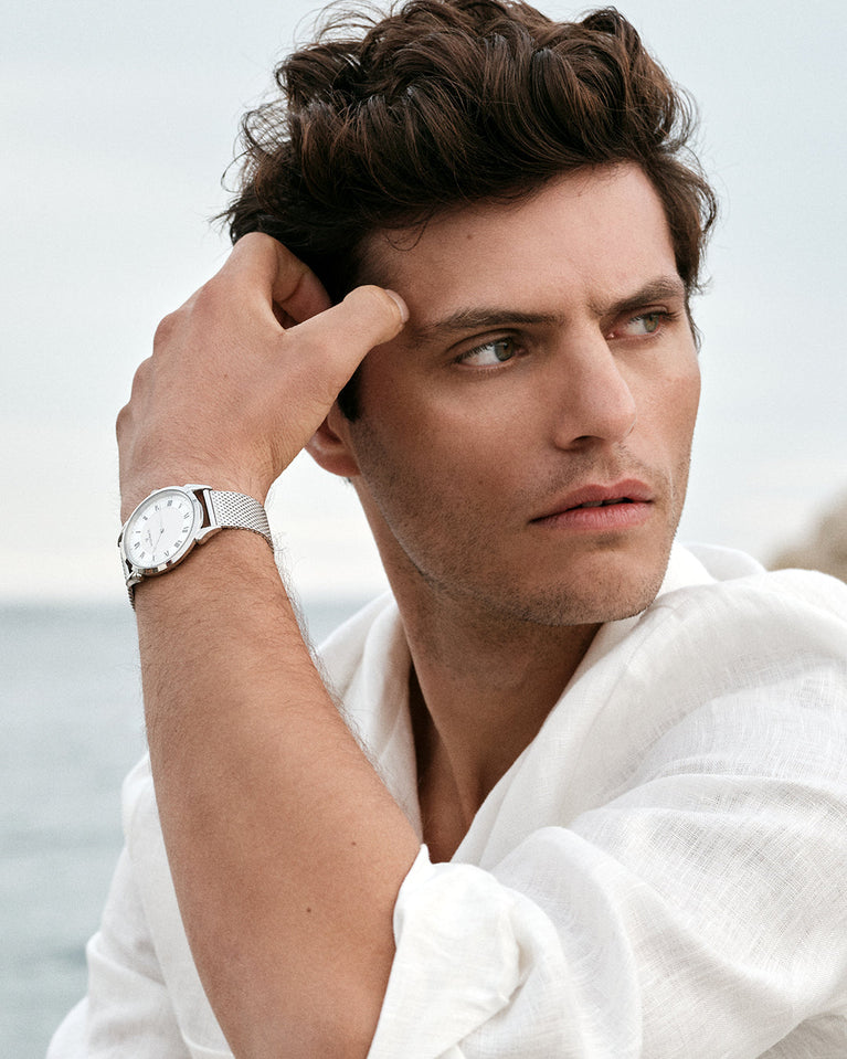 A round watch in silver from Waldor & Co. with blue sunray patterned dial. Ronda movement. The model is Original 40 Côte d'Azur 40mm.