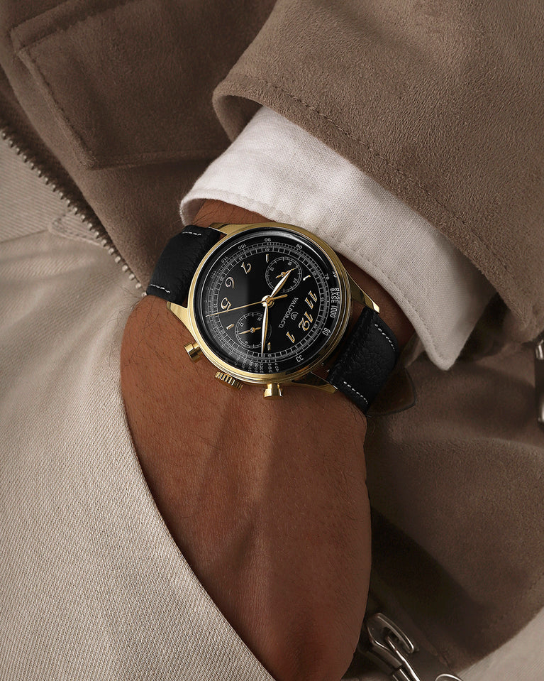 A round mens watch in 14K gold-plated 316L stainless steel from Waldor & Co. with black sunray dial. Curved mineral glass with 5 layers anti-reflective coating. Seiko VD32 movement. Genuine leather strap. The model is Avant 39 Eze.