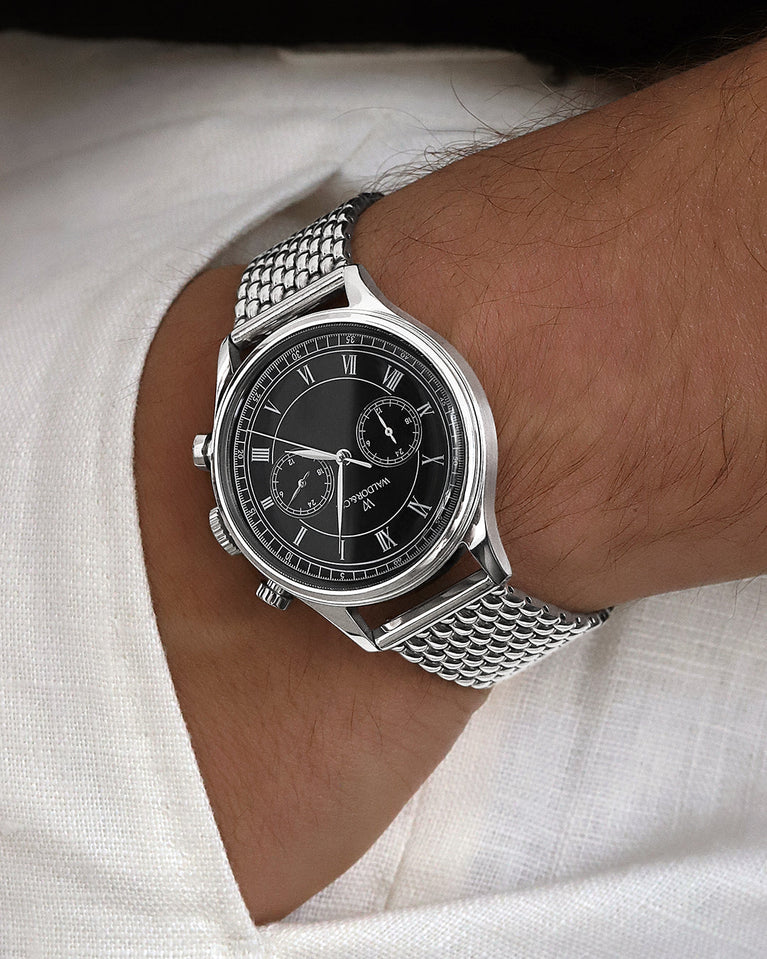 A round mens watch in rhodium-plated silver from Waldor & Co. with black sunray dial and a second hand. Seiko movement. The model is Avant 42 Sardinia 42mm.