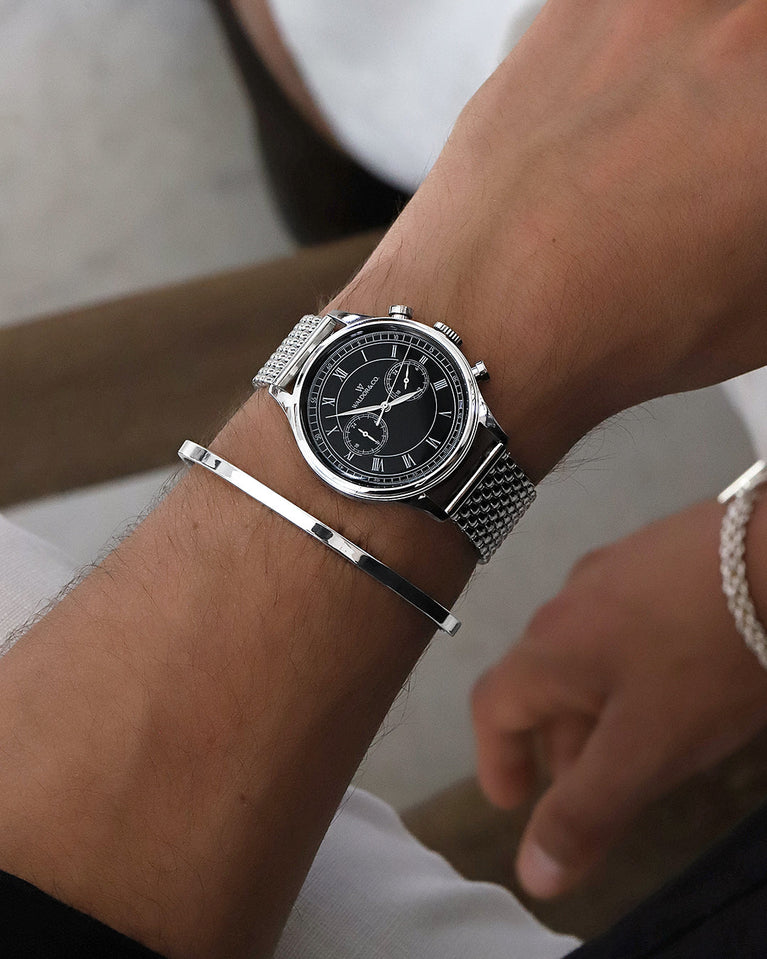 A round mens watch in rhodium-plated silver from Waldor & Co. with black sunray dial and a second hand. Seiko movement. The model is Avant 42 Sardinia 42mm.