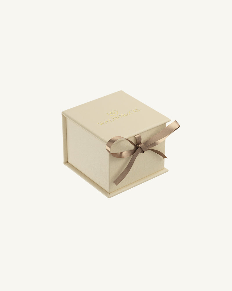 A Ring in 14k gold-plated from Waldor & Co. The model is Chloé Ring Polished Gold