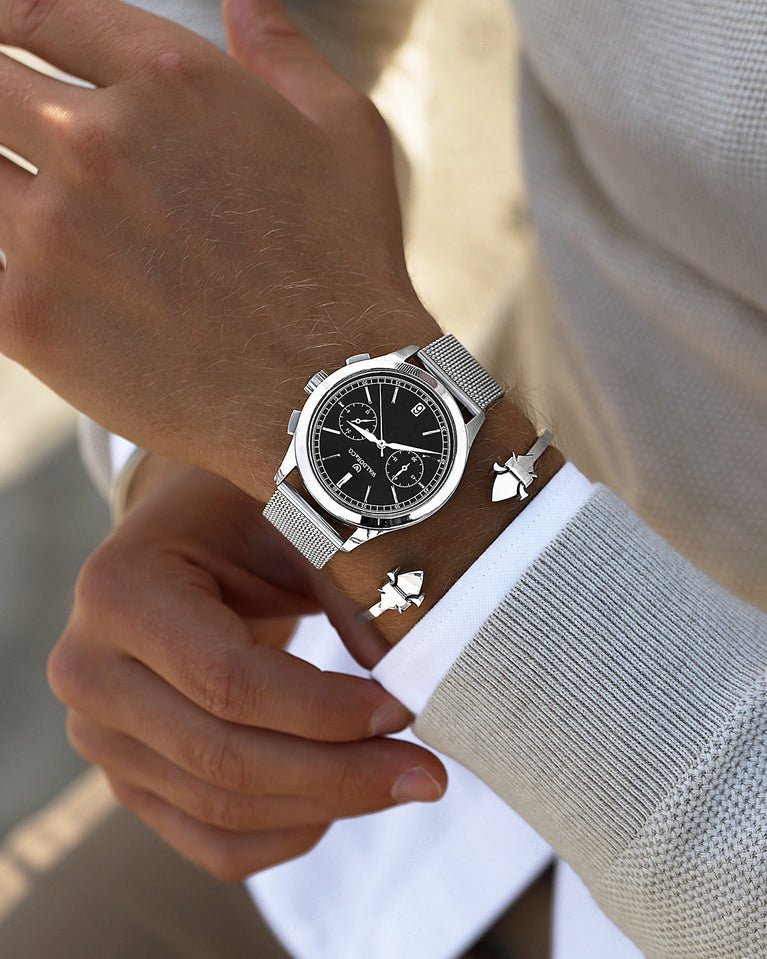 A round mens watch in rhodium-plated silver from Waldor & Co. with black sunray dial and a second hand. Seiko movement. The model is Chrono 39 Sardinia 39mm.
