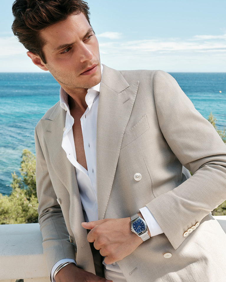 A tonneau mens watch in rhodium-plated silver from Waldor & Co. with blue sunray dial and a second hand. Ronda movement. The model is Constant 40 Lecco.