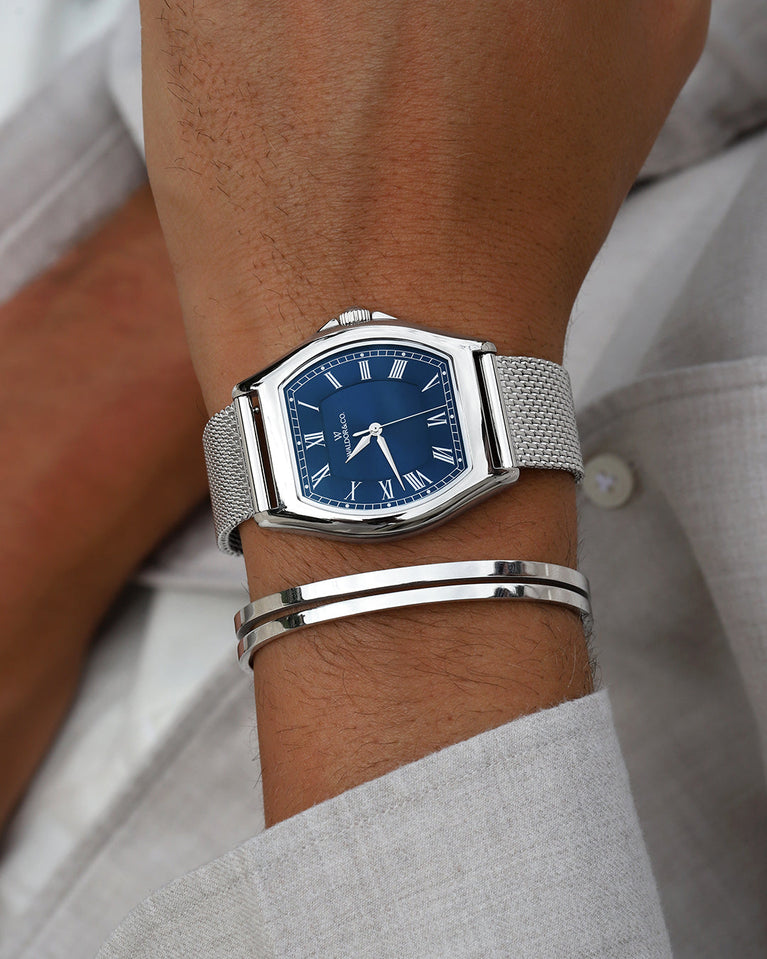 A tonneau mens watch in rhodium-plated silver from Waldor & Co. with blue sunray dial and a second hand. Ronda movement. The model is Constant 40 Lecco.