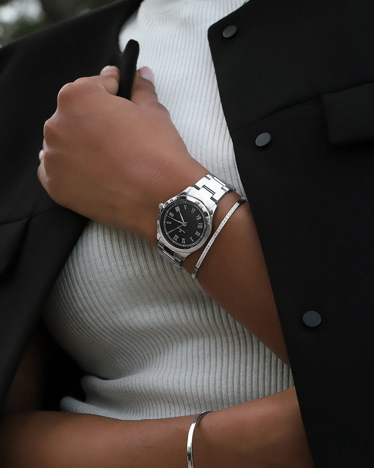 A round womens watch in silver from Waldor & Co. with black sunray dial and a second hand. Seiko movement. The model is Imperial 32 Nocelle 32mm.
