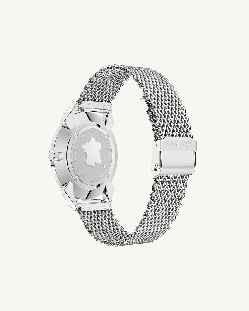 Mesh milanese strap in silver 22mm with adjustable sliding clasp in silver, suitable for all wrist sizes.