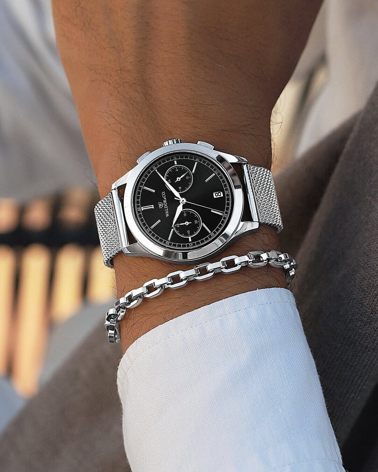 A round mens watch in rhodium-plated silver from Waldor & Co. with black sunray dial and a second hand. Seiko movement. The model is Chrono 39 Sardinia 39mm.