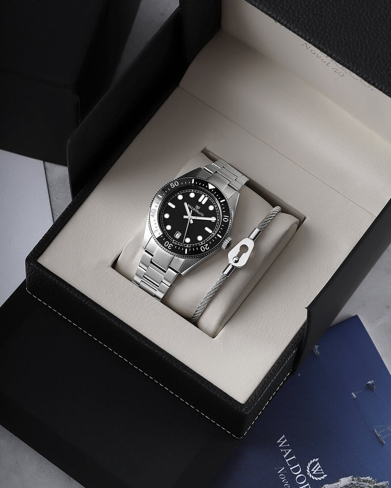 luminous hands. Ronda 715. The model is Novel 40 Cap d’Ail 40mm.