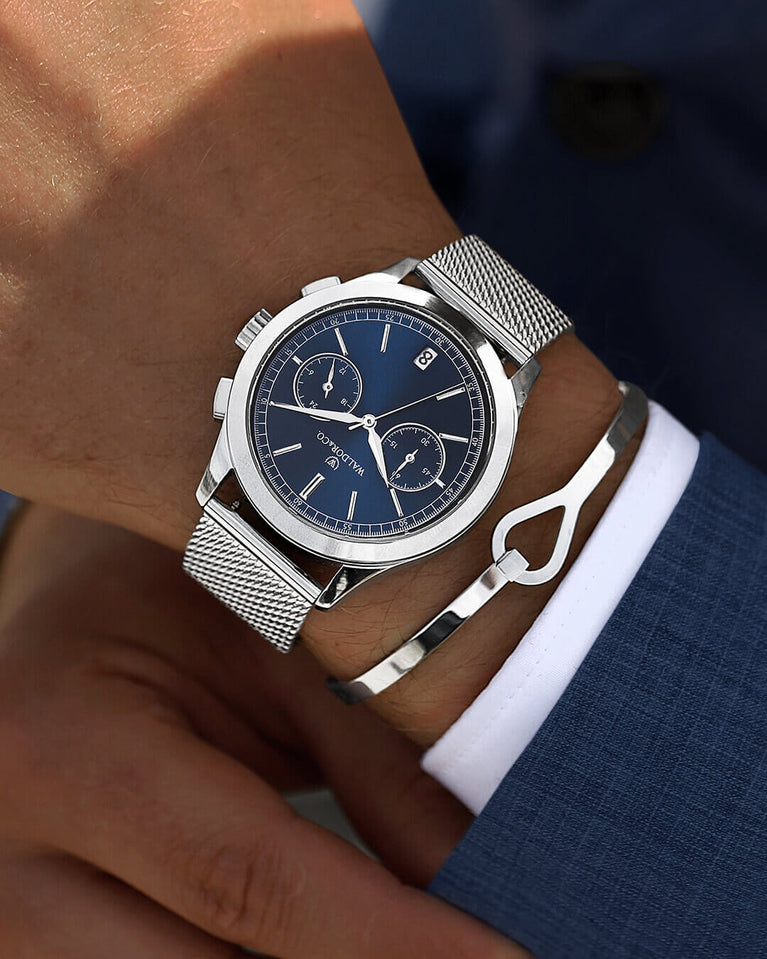 A round mens watch in rhodium-plated silver from Waldor & Co. with blue sunray dial and a second hand. Seiko movement. The model is Chrono 39 Sardinia 39mm.
