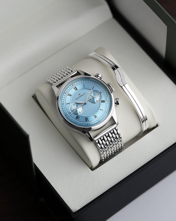  A polished stainless steel bangle in silver from Waldor & Co. One size. The model is Azur Bangle Polished.