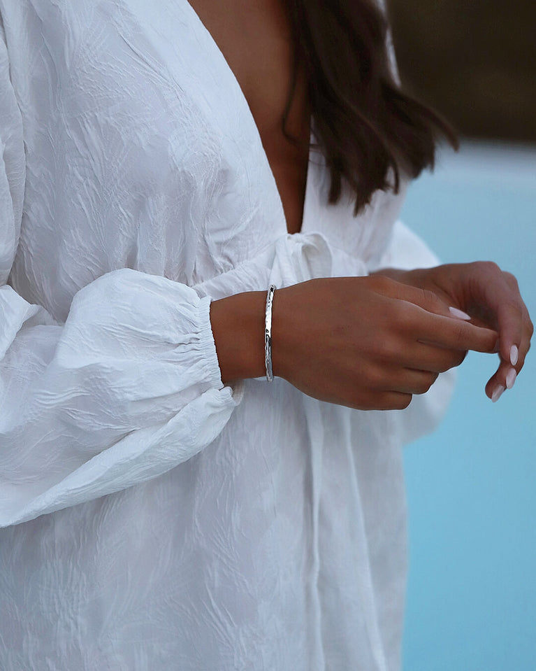 A Round Bangle in 925 Sterling Silver from Waldor & Co. The model is Opal Bangle Sterling Silver