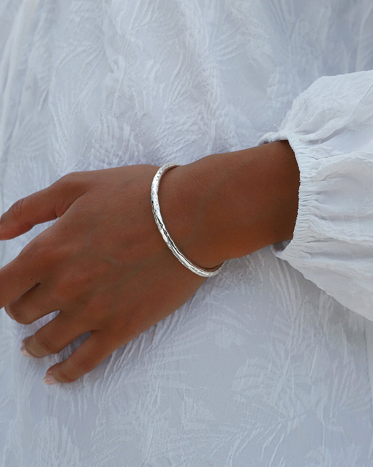 A Round Bangle in 925 Sterling Silver from Waldor & Co. The model is Opal Bangle Sterling Silver