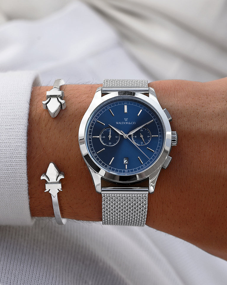  A round mens watch in rhodium-plated silver from Waldor & Co. with navy sunray dial and a second hand. Seiko movement. The model is Chrono 44 Sardinia 44mm.