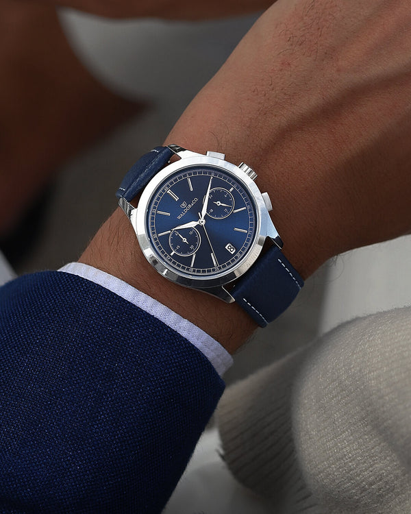 A round mens watch in rhodium-plated silver from Waldor & Co. with blue sunray dial and genuine blue leather strap. A second hand. Seiko movement. The model is Chrono 39 Sardinia 39mm.