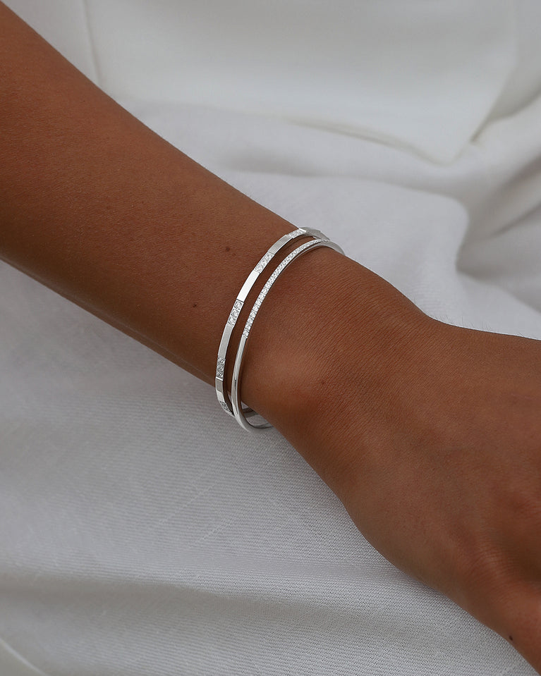 A Bangle in Rhodium-plated 316L stainless steel from Waldor & Co. One size. The model is Bliss Bangle Polished.
