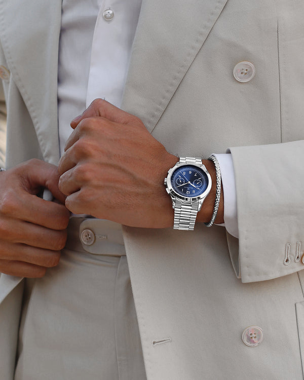 A round mens watch in rhodium-plated silver from Waldor & Co. with blue sunray dial and a second hand. Seiko movement. The model is Chrono 39 Porto Cervo.