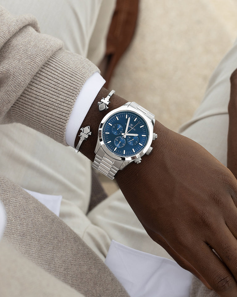 A round mens watch in rhodium-plated silver from Waldor & Co. with blue sunray dial and a second hand. Seiko movement. The model is Chrono 44 Como 44mm.