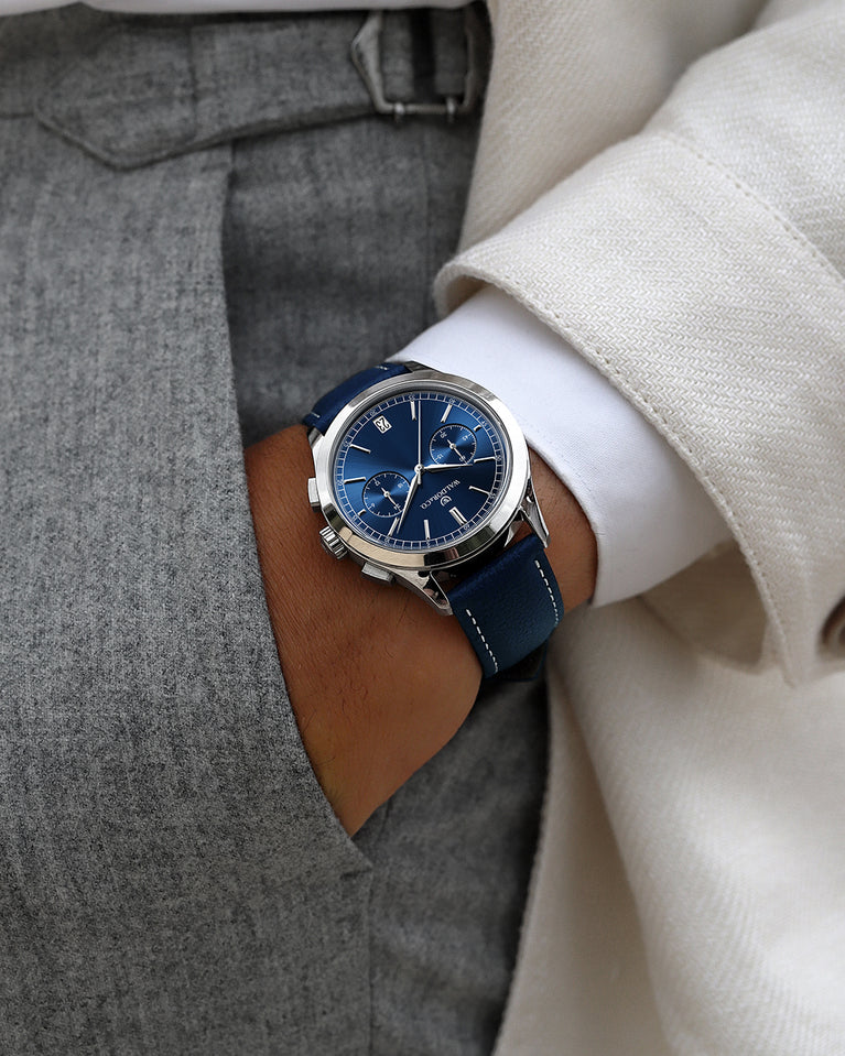 A round mens watch in rhodium-plated silver from Waldor & Co. with blue sunray dial and genuine blue leather strap. A second hand. Seiko movement. The model is Chrono 44 Sardinia 44mm.