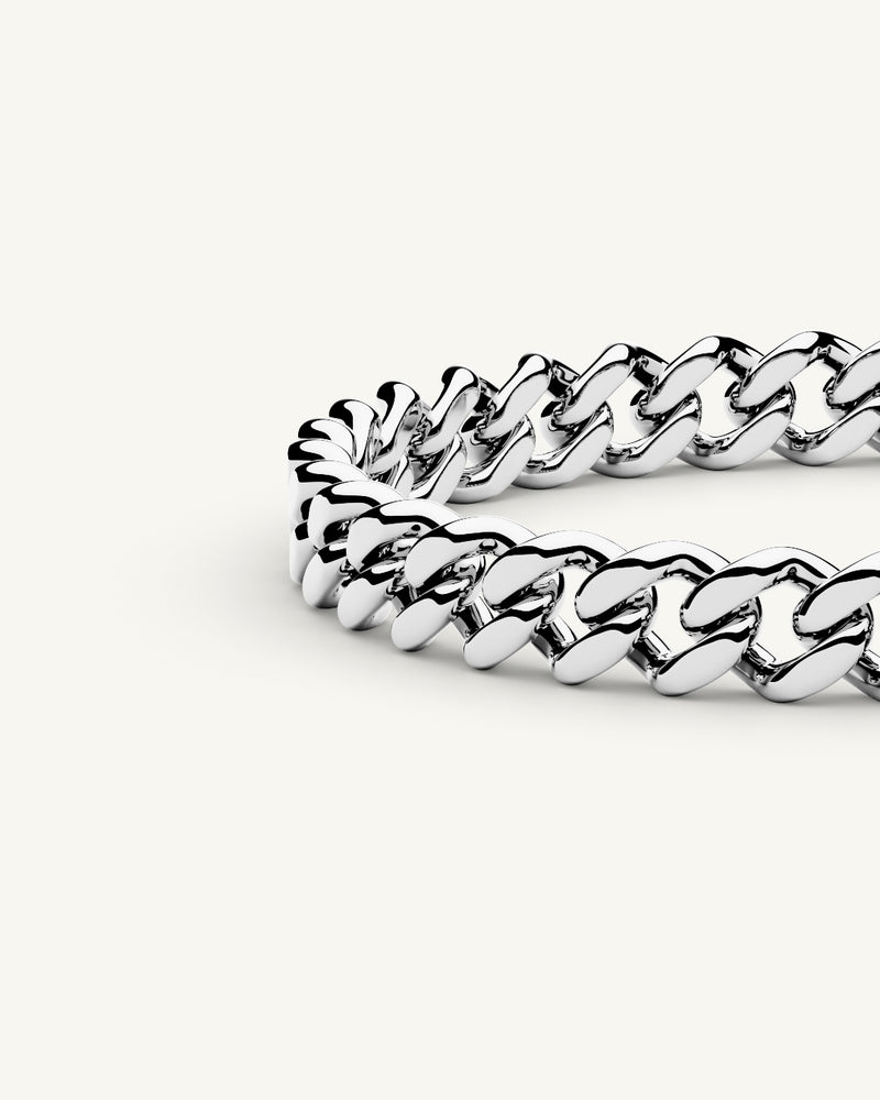 A silver polished stainless steel chain in silver from Waldor & Co. One size. The model is Chunky Chain Polished