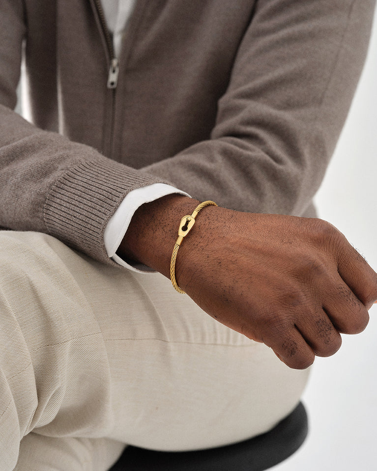 A Bangle in 14k gold 316L stainless steel from Waldor & Co. One size. The model is Como Cable Polished.