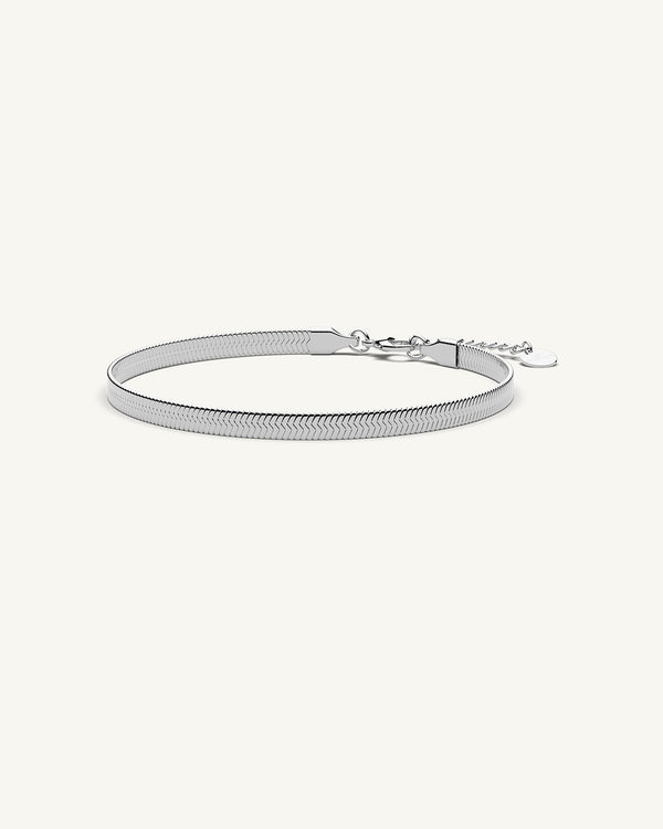 A Chain Bracelet in polished Silver plated-316L stainless steel from Waldor & Co. The model is Eze Chain Polished.