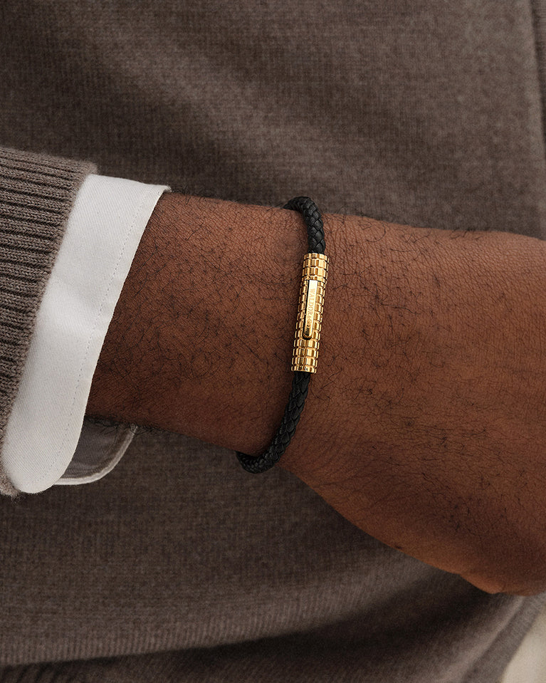  A Leather Bracelet in 14k gold-plated 316L stainless steel from Waldor & Co. The model is Grid Leather Bracelet Polished.