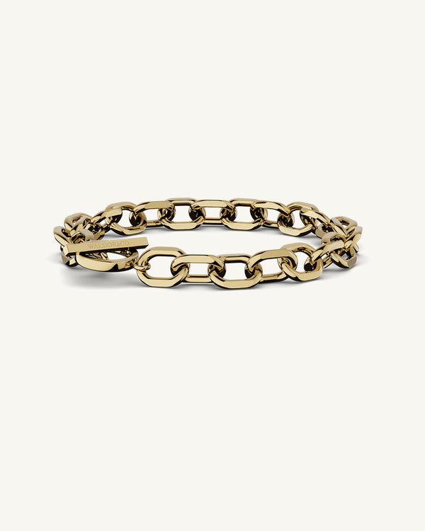 A Chain Bracelet in 14k gold-plated from Waldor & Co. The model is Noble Chain Polished Gold