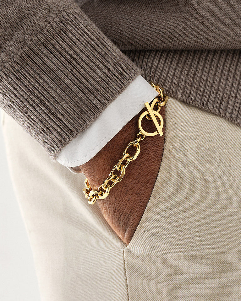 A Chain Bracelet in 14k gold-plated from Waldor & Co. The model is Noble Chain Polished Gold