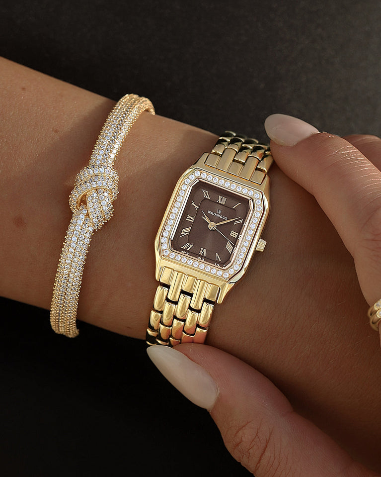  A square womens watch in Rhodium-plated 316L stainless steel from Waldor & Co. with a deep brown dial. Bezel with premium crystals. Diamond Cut Sapphire Crystal glass dial. Seiko movement. The model is Eternal 22 Bellagio Pavè.
