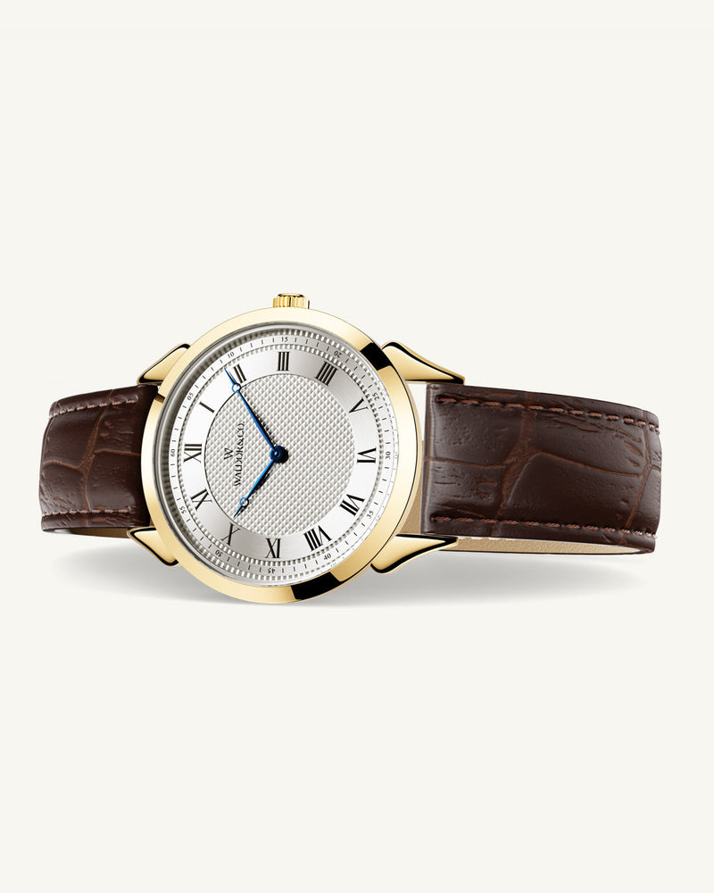 A round watch in gold from Waldor & Co. with white sunray patterned dial. Ronda movement. The model is Original 40 Côte d'Azur 40mm.