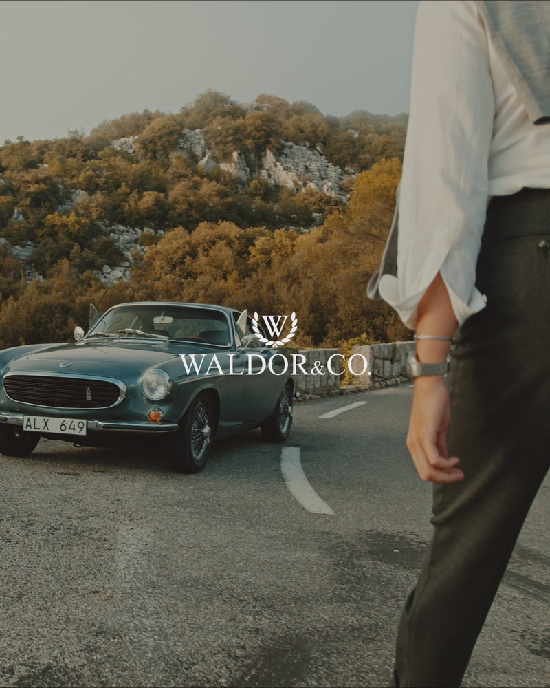 A round mens watch in Rhodium-plated 316L stainless steel from Waldor & Co. with Black dial in brass with a rotating bezel. Applied indices, luminous hands. Ronda 715. The model is Novel 40 Cap d’Ail 40mm.