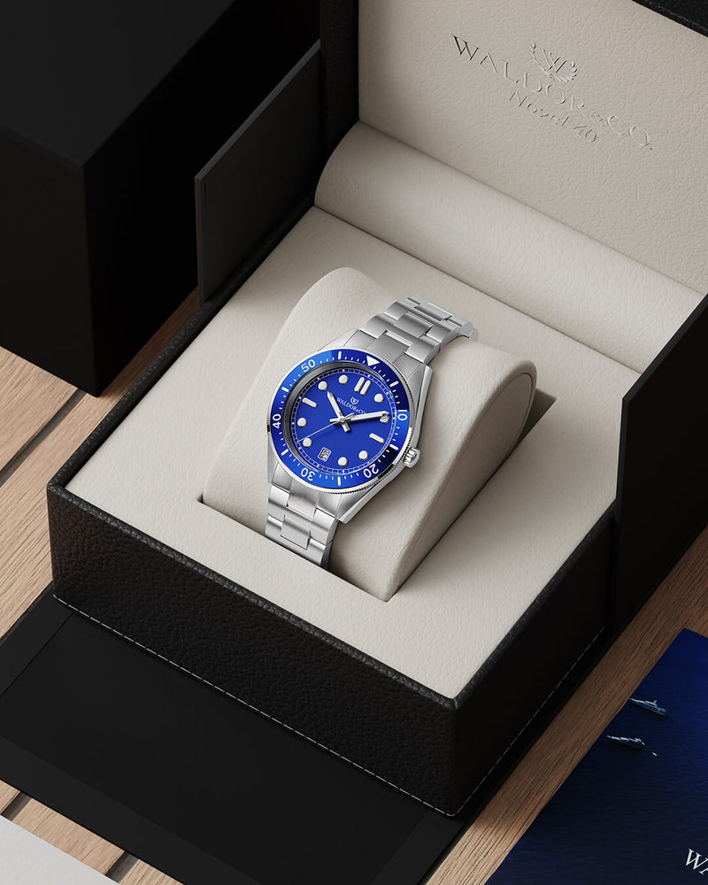 A round mens watch in Rhodium-plated 316L stainless steel from Waldor & Co. with Blue dial in brass with a rotating bezel. Applied indices, luminous hands. Ronda 715. The model is Novel 40 Cap d’Ail 40mm.