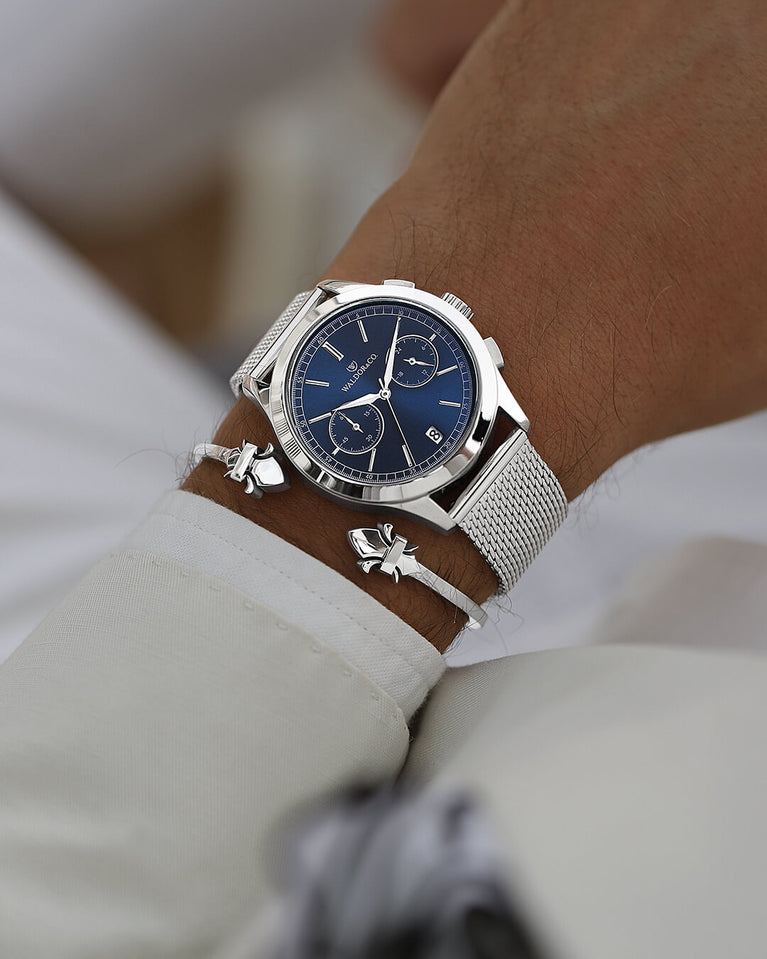 A round mens watch in rhodium-plated silver from Waldor & Co. with blue sunray dial and a second hand. Seiko movement. The model is Chrono 44 Sardinia 44mm.